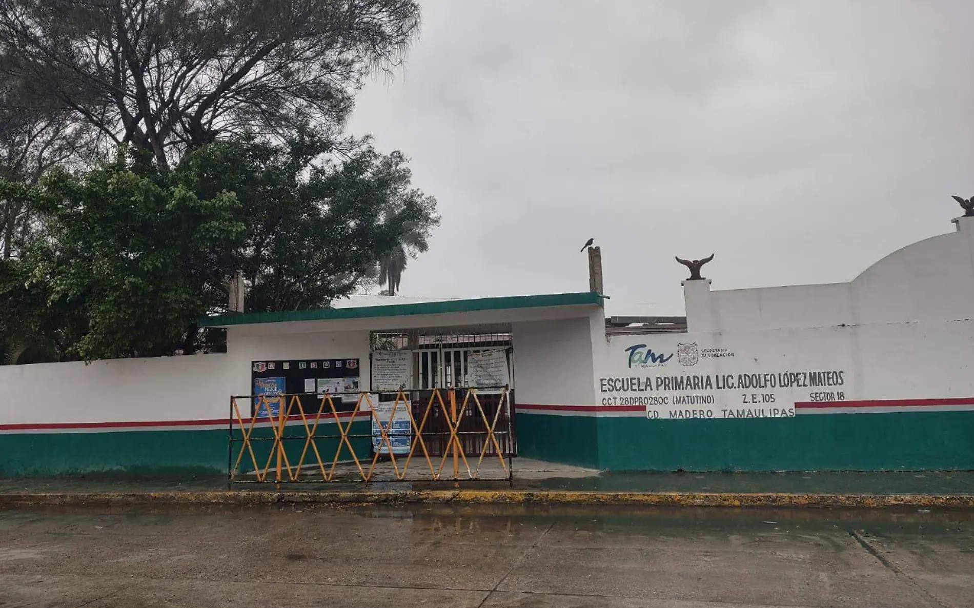 Vandalizan otra escuela en Ciudad Madero, cortaron y arrancaron partes de un clima Juan Hernández (2)